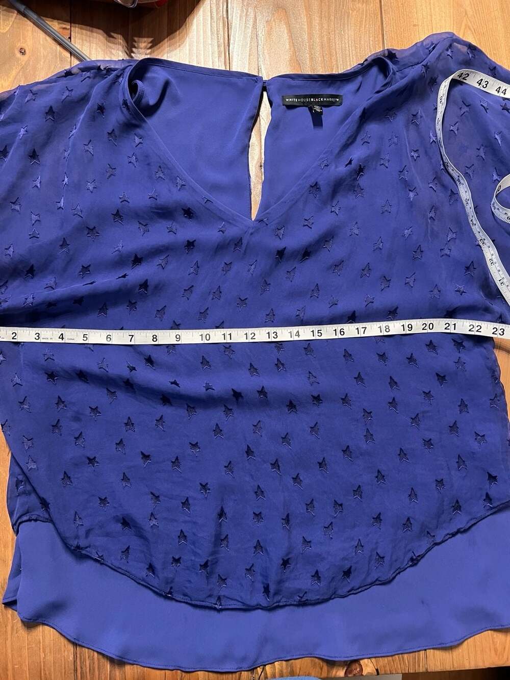 White House Black Market Blue Star Print V-Neck Blouse Size L - Picture 6 of 7